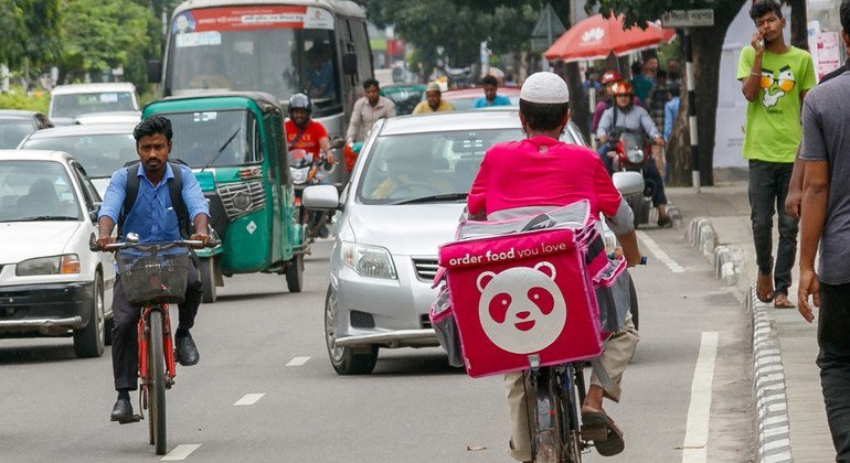 孟加拉国首都达卡街头的一名送餐员。
